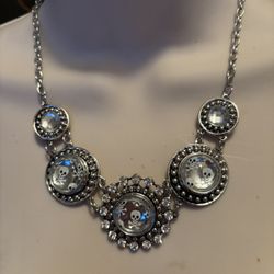 💎💀Halloween Skulls & Cross Bones Necklace Delightful & Very Charming💀💎