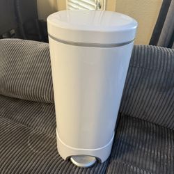 Munchkin Diaper Pail