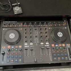 Traktor Kontrol S4 + Odyssey Performance Flight Case