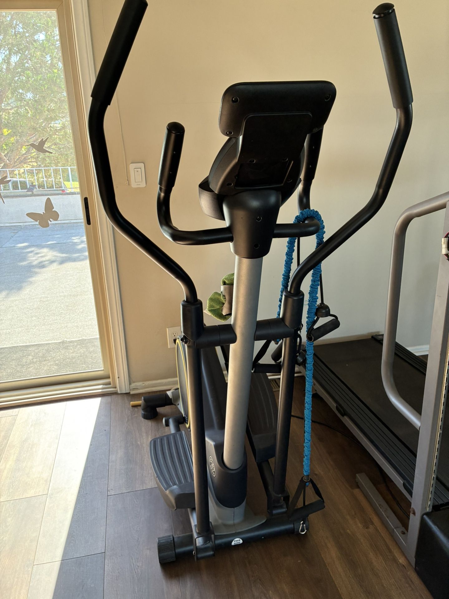 (Pending) Gold's Gym Stride Trainer elliptical machine
