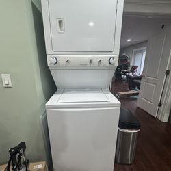 Frigidaire Gas Washer/Dryer Laundry Center FFLG3911QW