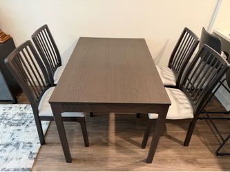 Extendable dining table