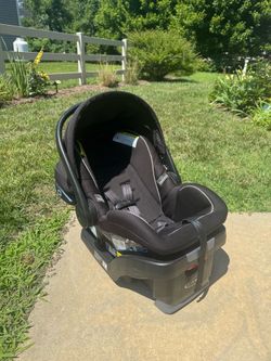 Newborn car seat with 2 bases