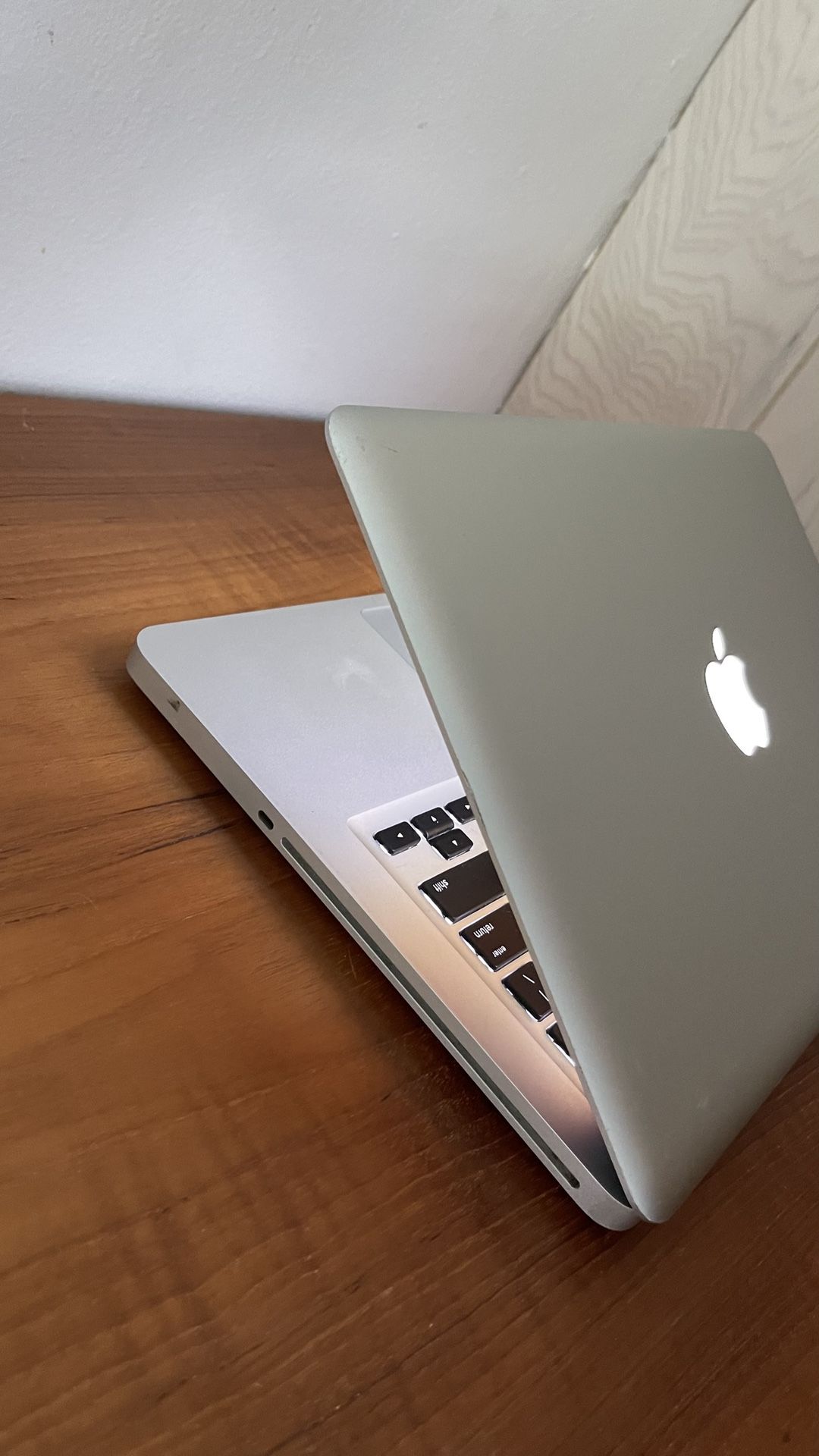 Apple MacBook Pro 13” I5/8GB/256GB SSD $140