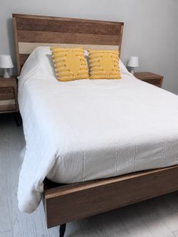 Queen Bedroom Set - Excellent Condition - Rooms To Go  Collection