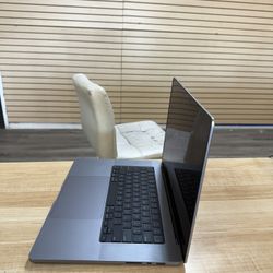 (2015) 15” MacBook Pro / 16 GB Memory / 1 TB SSD / I7