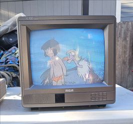 RCA XL-100 13-inch CRT television bundle. faux-woodgrain top and sides
