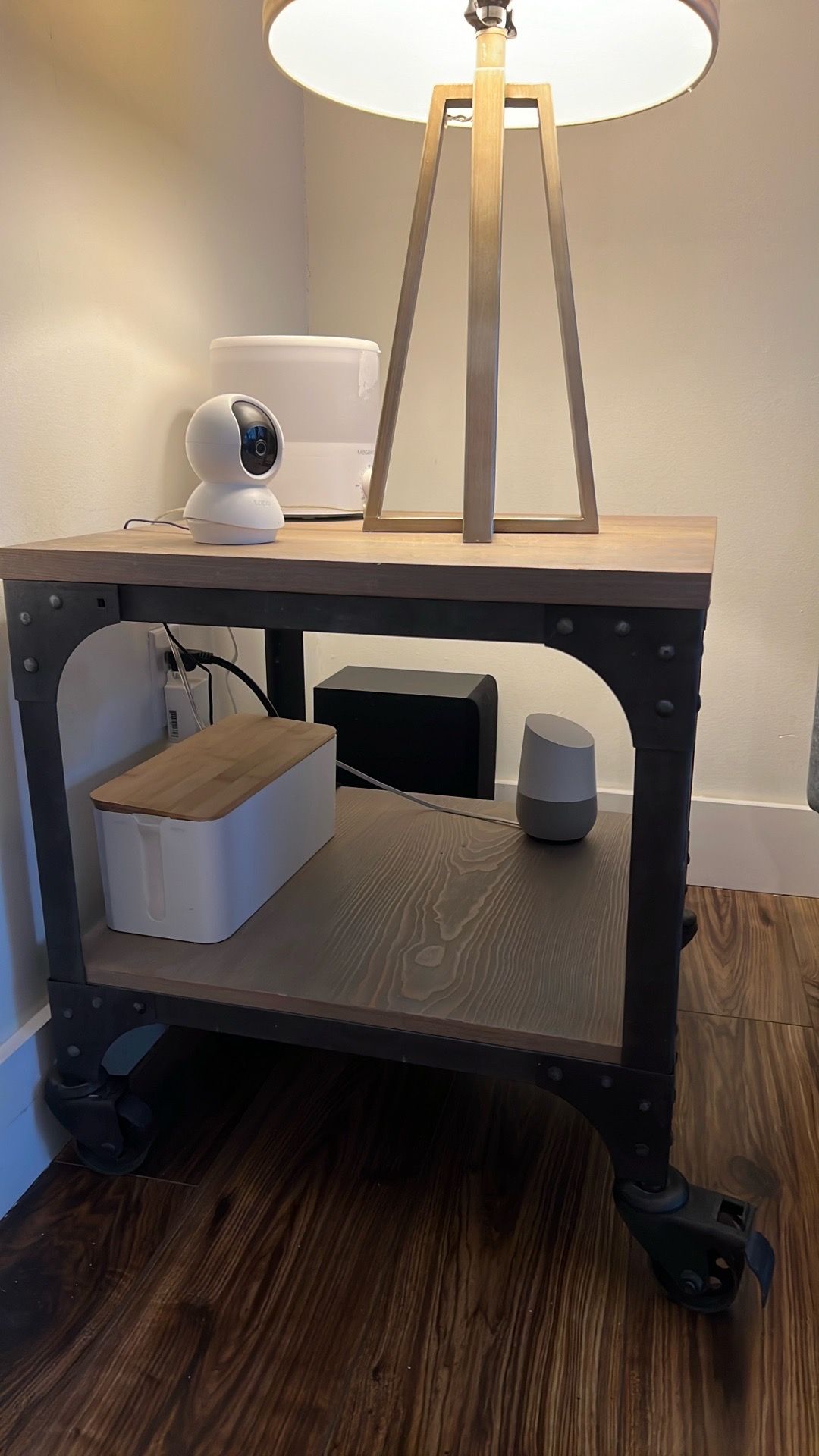 Corner table