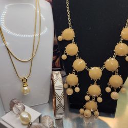 LOT OF VINTAGE JEWELRY, PEARLS NECKLACES & BRACELETS, LOVELY SOFT CREAM
