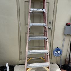 6 foot fiberglass ladder 300 pound capacity good shape
