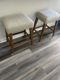 2 bar stools (Delivery available!)