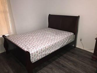 Full size sleigh bed with triple dresser in LN cond