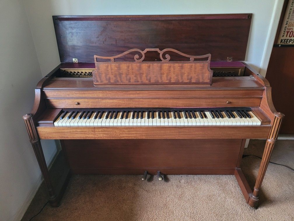 Baldwin Spinet Piano W/Chair