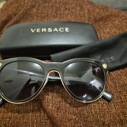 Versace VE2198 Medusa Charm sunglasses in black with polarized Lenses 