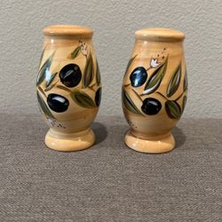 Oliver Kitchen Decor- Salt & Pepper Shaker