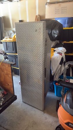 Truck tool box