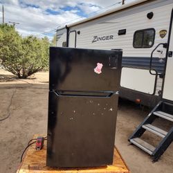 Hisense Mini Fridge W/ Freezer 90$ OBO
