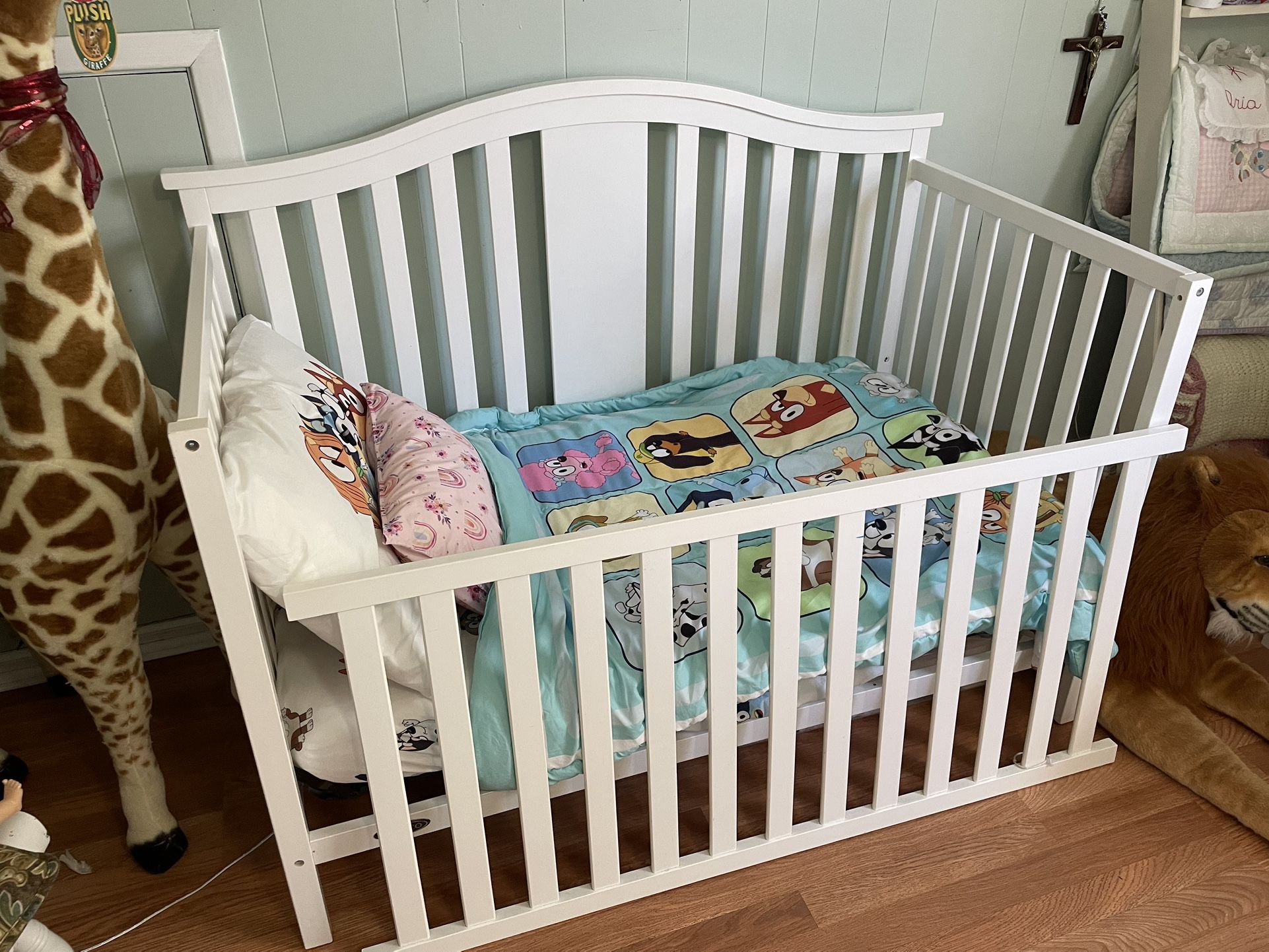 Graco convertible crib/toddler bed with mattress and Davinci changing table dresser