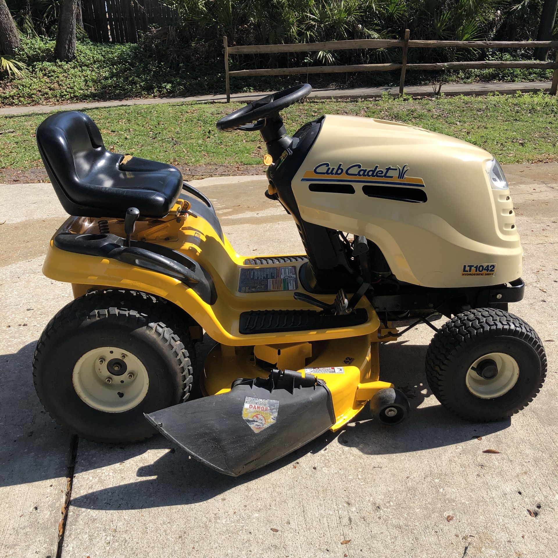 Cub Cadet LT1042 Hydrostatic Drive Lawn tractor / mower
