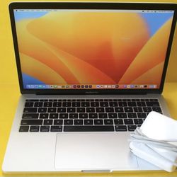 MacBook Pro 2017 With Extras