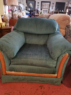 Broyhill xl soft chair bought 15months ago paid over 999 will sell 200 or post offer 1st come 1st serve