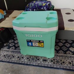  Venta de Hielera Con ruedas Capasidad Para 94 Latas.    Cooler for sale with wheels, capacity for 94 cans 