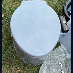 New Portable  Camping Toilet  w Seat, Cover, Bucket,   with Handle, Lid  and Liner Bags   