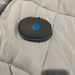 Blue and grey around ear beats