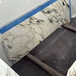 🟩 49×17 Calacatta-Style Marble Remnant