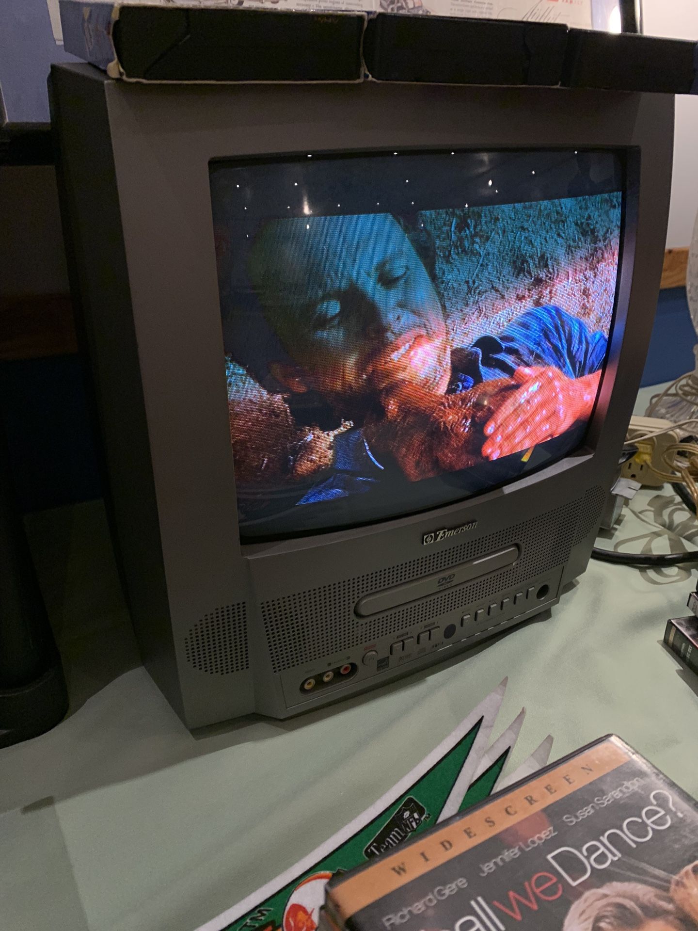13” Emerson TV / DVD Combo Tv.