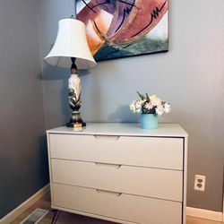 Beautiful 3 drawers chest dresser with Metal support