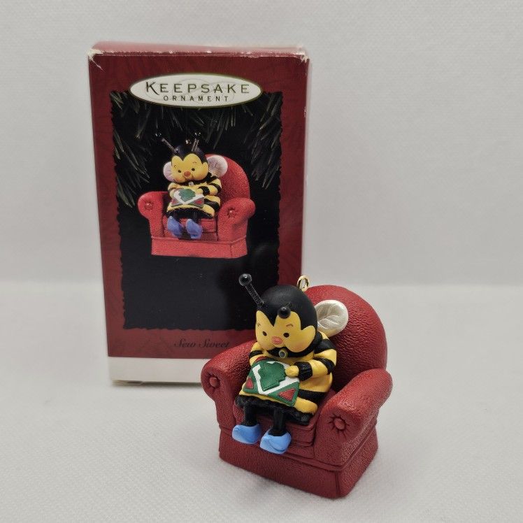 SEW SWEET 1996 Hallmark Keepsake Christmas Ornament Quilting Bumble Bee Sweet
Excellent condition
1996 - Sew Sweet
Bee sewing on the coach
Box has