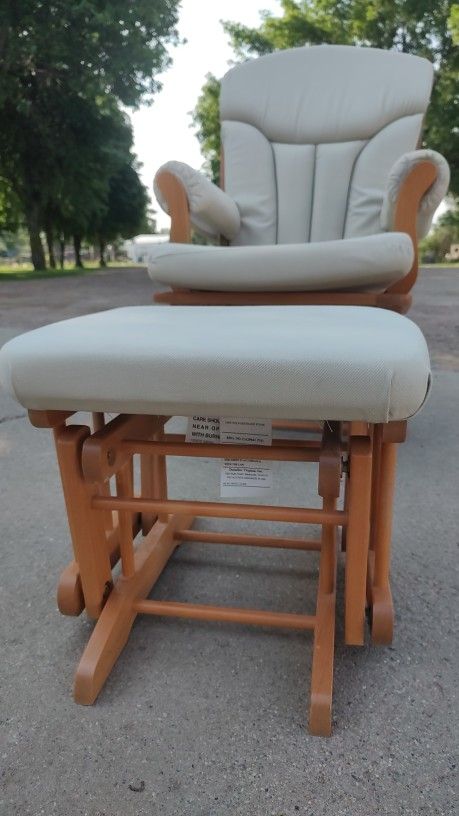 Crazy Cozy Glider W Ottoman made by Dutailier (Perfect Condition)(Can Deliver)