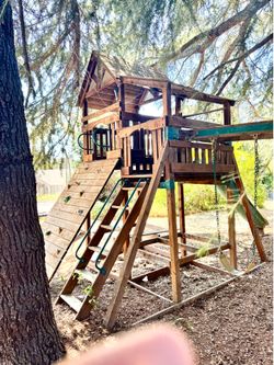 BEAUTIFUL PLAYGROUND GYM