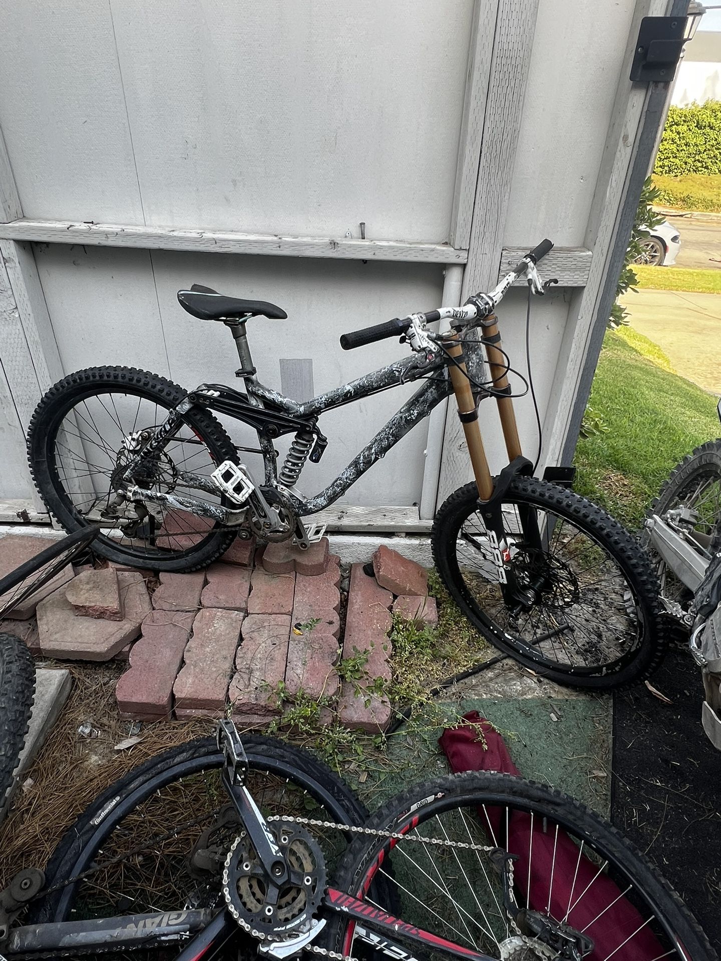 Downhill Mountain Bike Kona Stinky Deluxe