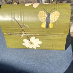 Antique Beautiful Lunch Box $10