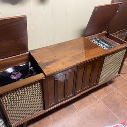 Morse 1961 vintage/antique stereophonic radio and record player Whiskey Cabinet 