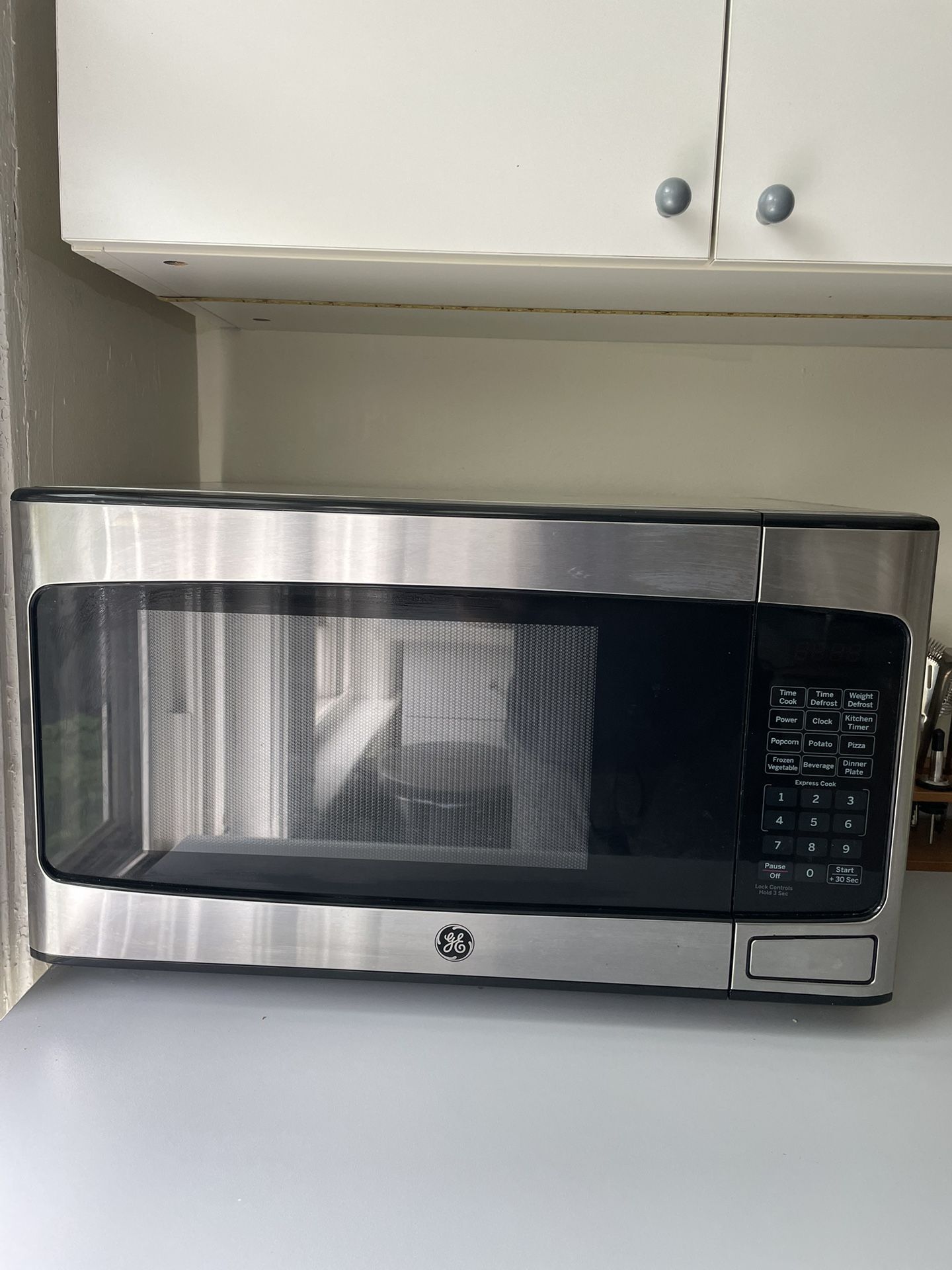 GE 950 Watt microwave - Great Condition