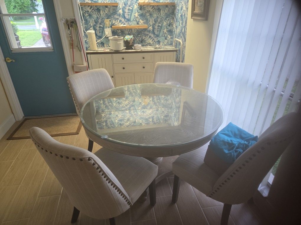 Kitchen Table 4 Chairs Wood Top With A Piece Of Glass On Top