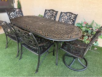 Beautiful, heavy and great condition black patio set (read description)