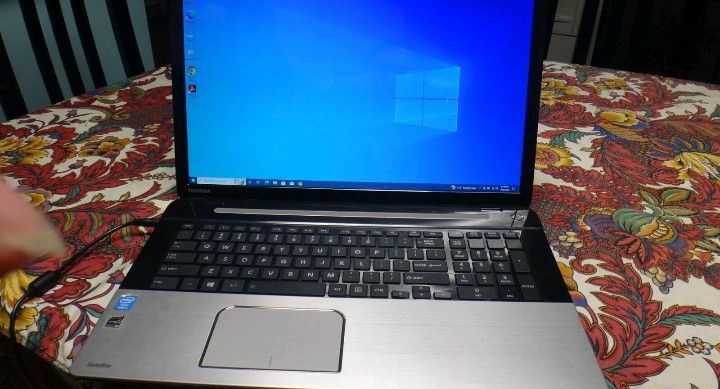 Toshiba Satellite Laptop 17.3" i7, 16GB, 250GB SSD Windows 10