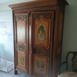 300.
Years old cabinet.
French french antique everything you need