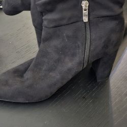 Nine West Size 9.5 Black Ankle High Boots With Half Zipper 11 Inch To Top Of Boot L15320 