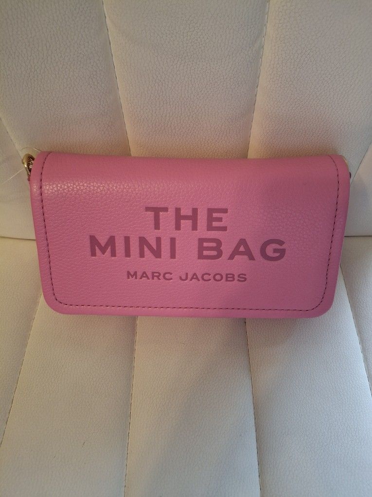 THE LEATHER
MINI BAG
ADA.LABEL.SALEPRICEN/A
COLOR
Bow Pink
Color