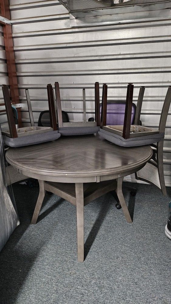 Round Dining Table & Chairs