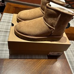 Women’s Size 5 Ugg Short Boot 