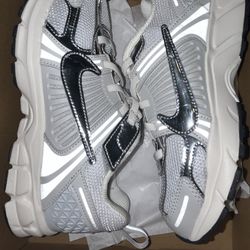 Nike Vomero 5 Size 2.5Y in Little Kids