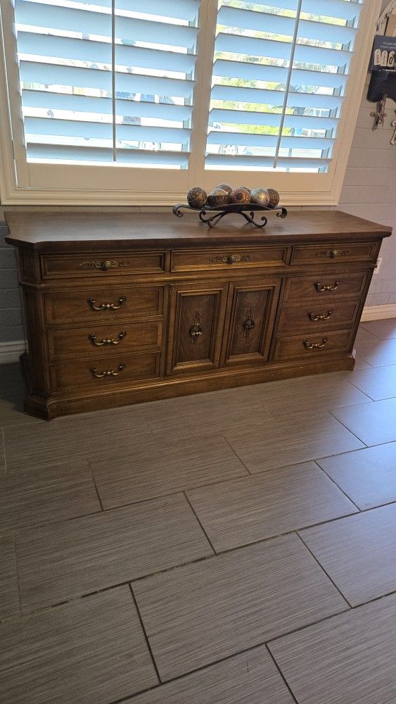 BEAUTIFUL SOLID WOOD LONG DRESSER