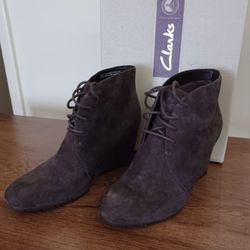 NEW Clarks Rosepoint Dew Suede Wedge Ankle Boots – Size 7 – Dark Grey (Brown Tint) – In Box