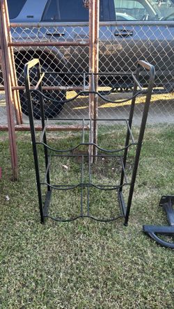 Water jug holder. Racka de garafon.